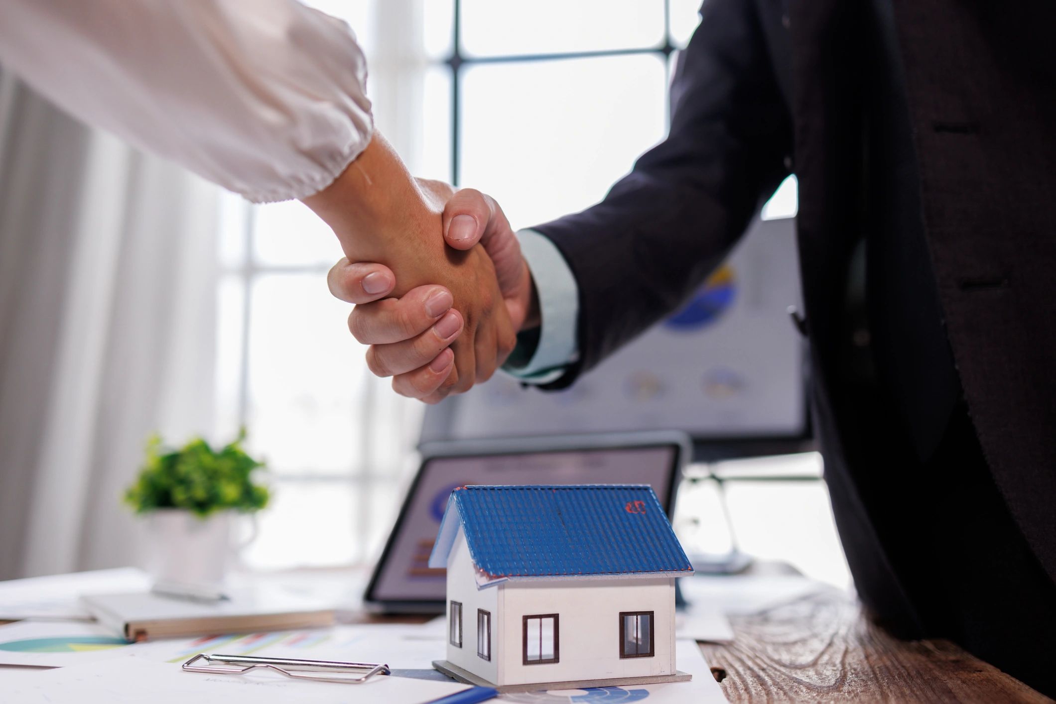 real estate handshake keys closing deal